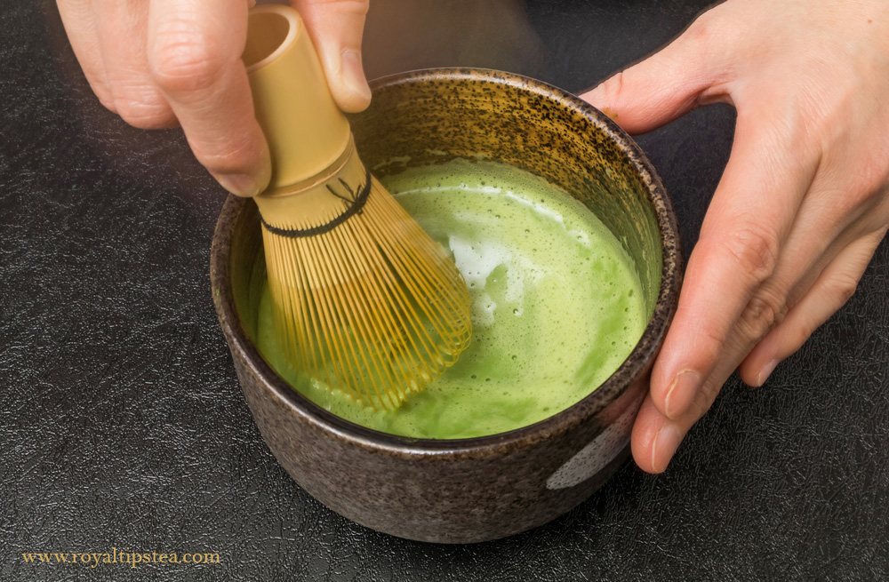 preparacion del te matcha con el batidor de bambu chasen